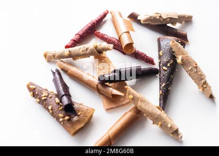 Obstpastilien isoliert auf weißem Hintergrund. Obst-Roll-ups aus Himbeere, Äpfeln, Orange und Johannisbeere. Stockfoto