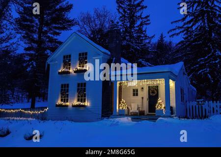 Historisches John H. Smith Haus aus dem Jahr 1860, dekoriert mit Weihnachtslichtern und Weihnachtsbäumen auf der Veranda, aufgenommen während der blauen Stunde am frühen Morgen. Stockfoto