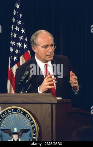 US-Verteidigungsminister Richard B. Cheney beantwortet die Frage während eines Annual Budget Briefing, das im Pentagon in Washington, District of Columbia (DC) stattfindet. OSD-PAKET NR. D-1998-OSD-92-010027. Basis: Pentagon Staat: District of Columbia (DC) Land: Vereinigte Staaten von Amerika (USA) Stockfoto