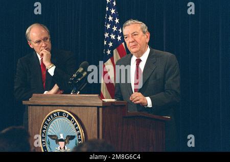 US-Verteidigungsminister Richard B. Cheney (links), sieht als stellvertretender Verteidigungsminister Donald Atwood und beantwortet die Frage während eines Annual Budget Briefing im Pentagon in Washington, District of Columbia (DC). OSD-PAKET NR. D-1998-OSD-92-010027. Basis: Pentagon Staat: District of Columbia (DC) Land: Vereinigte Staaten von Amerika (USA) Stockfoto