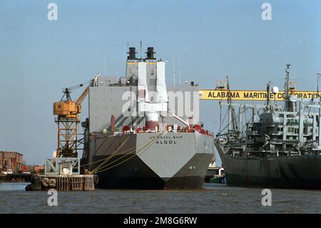 Das Transportschiff USNS ALGOL (T-AKR-287) und die Reservefrachter USNS CALIFORNIA (T-AK-567) des Militärkommandos Sealift, die in der Werft der Alabama Maritime Corporation festgemacht sind. Basis: Mobiler Staat: Alabama(AL) Land: Vereinigte Staaten von Amerika (USA) Stockfoto