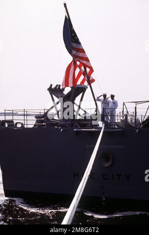 Die Besatzung salutiert, nachdem sie den nationalen Fähnrich an Bord des geführten Raketenkreuzers USS HUE CITY (CG-66) während der Zeremonie zur Inbetriebnahme des Schiffs aufgezogen hat. DIE STADT HUE ist die erste Stadt der USA Das Navy Kriegsschiff wurde nach einer Schlacht benannt, die während des Vietnamkriegs geführt wurde, und ehrt die Marines, Soldaten und Seeleute, die kämpften, um die alte kaiserliche Stadt Hue während der Tet-Offensive 1968 von den Invasionskräften zurückzuerobern. Basis: Pascagoula Bundesstaat: Mississippi (MS) Land: Vereinigte Staaten von Amerika (USA) Stockfoto