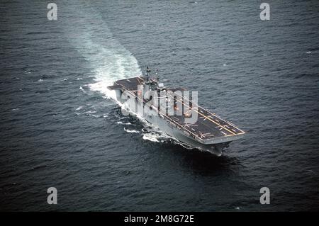 Steuerbord-Bugblick auf das amphibische Sturmschiff USS WASP (LHD-1), das in New York in den Hafen einläuft. Staat: New York(NY) Land: Vereinigte Staaten von Amerika (USA) Stockfoto