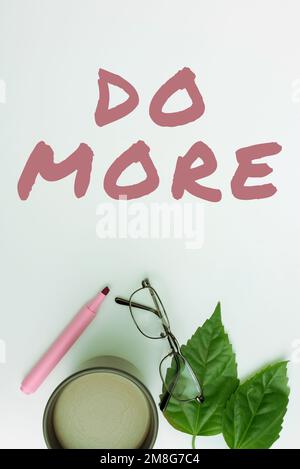 Handgeschriebener Text Mehr erreichen. Geschäftsidee, produktiv oder kreativ mit weniger Geld oder Ressourcen zu sein Stockfoto
