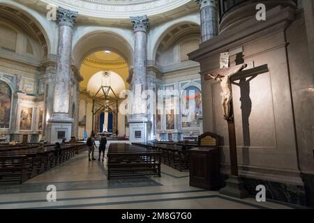 Ein Blick auf die Basilika Oropa in der Nähe von Biella, Italien, wo die Statue der Schwarzen Madonna mit einem Patchwork-Mantel sichtbar ist. Stockfoto