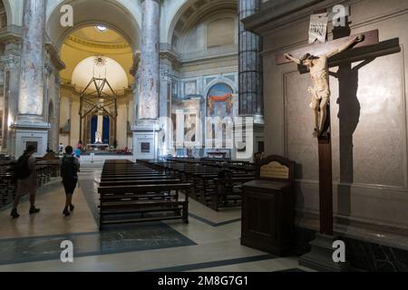 Ein Blick auf die Basilika Oropa in der Nähe von Biella, Italien, wo die Statue der Schwarzen Madonna mit einem Patchwork-Mantel sichtbar ist. Stockfoto