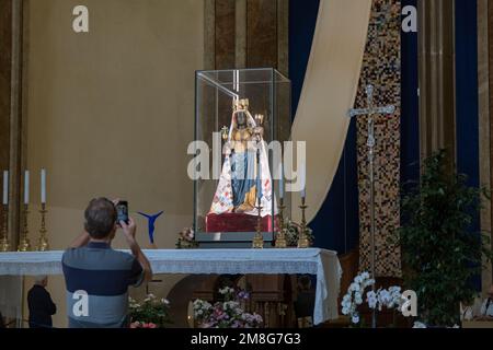 Ein Blick auf die Statue der Schwarzen Madonna von Oropa mit einem Patchwork-Mantel in der neueren Kirche von Oropa, in der Nähe von Biella Italy Stockfoto