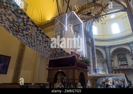 Ein Blick auf die Statue der Schwarzen Madonna von Oropa mit einem Patchwork-Mantel in der neueren Kirche von Oropa, in der Nähe von Biella Italy Stockfoto