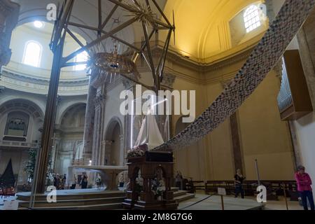 Ein Blick auf die Statue der Schwarzen Madonna von Oropa mit einem Patchwork-Mantel in der neueren Kirche von Oropa, in der Nähe von Biella Italy Stockfoto