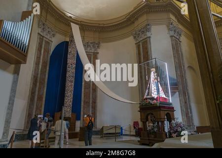 Ein Blick auf die Statue der Schwarzen Madonna von Oropa mit einem Patchwork-Mantel in der neueren Kirche von Oropa, in der Nähe von Biella Italy Stockfoto