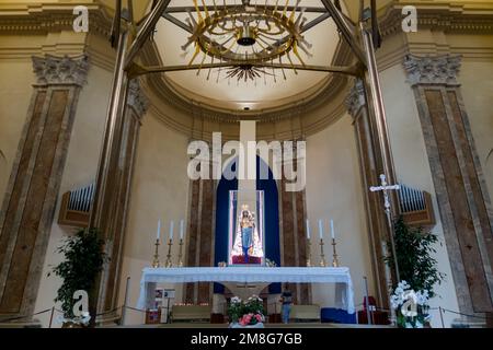 Ein Blick auf die Statue der Schwarzen Madonna von Oropa mit einem Patchwork-Mantel in der neueren Kirche von Oropa, in der Nähe von Biella Italy Stockfoto