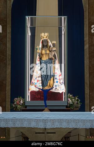 Ein Blick auf die Statue der Schwarzen Madonna von Oropa mit einem Patchwork-Mantel in der neueren Kirche von Oropa, in der Nähe von Biella Italy Stockfoto