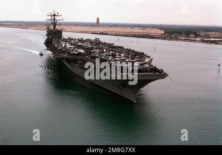 Steuerbord-Bugansicht des nuklearbetriebenen Flugzeugträgers USS DWIGHT D. EISENHOWER (CVN-69). Staat: Suez Canal Country: Ägypten (EGY) Stockfoto