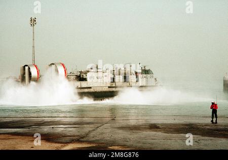 Das luftgedämpfte Landungsfahrzeug LCAC-29 von Assault Craft Unit 5 (ACU-5) fährt während der Übung Eager Mace 92-1 aus, der ersten großen kombinierten US/Kuwait-Übung seit dem Ende der Operation Desert Storm. Betreff Betrieb/Serie: EAGER MACE 92-1DESERT STURMLAND: Kuwait (KWT) Stockfoto