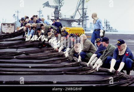 Besatzungsmitglieder stellen während einer allgemeinen Quartierübung eine Barrikade auf das Cockpit des Flugzeugträgers USS JOHN F. KENNEDY (CV-67). Basis: Marineflugstation, Norfolk Bundesstaat: Virginia (VA) Land: Vereinigte Staaten von Amerika (USA) Stockfoto