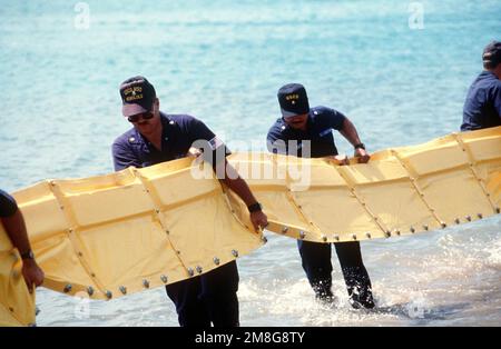 Mitglieder des Küstenwache Marine Safety Office, Honolulu, richteten während einer Übung einen Ölunfall-Eindämmungsboom ein. Basis: Exxon Valdez Bundesstaat: Hawaii(HI) Land: Vereinigte Staaten von Amerika (USA) Stockfoto