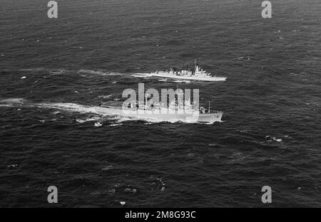 Eine steuerbordseitige viev des niederländischen Raketenzerstörers HRMS JACOB VAN HEEMSKERCK (F-812) und das Dock-Landungsschiff USS PENSACOLA (LSD-38) sind im Gange. Sie sind auf dem Weg in die Ostsee für die Übung Teamwork '92. Betreff Operation/Serie: TEAMARBEIT '92 Land: Nordatlantik Stockfoto