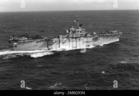 Ein seitlicher Luftblick auf das amphibische Angriffsschiff USS GUADALCANAL (LHP-7), das auf dem Weg zur Ostsee für die Übung Teamwork '92 unterwegs ist. Teamwork ist eine multinationale NATO-Übung, an der 45.000 Truppen, 170 Schiffe und 300 Flugzeuge entlang der norwegischen Küste teilnehmen. Betreff Operation/Serie: TEAMARBEIT '92 Land: Nordatlantik Stockfoto