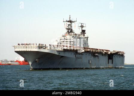 Ein Hafenbogenblick auf das amphibische Sturmschiff USS SAIPAN (LHA-2), das sich der Marinestützpunkt Norfolk nähert. Basis: Hampton Roads, Norfolk Bundesstaat: Virginia (VA) Land: Vereinigte Staaten von Amerika (USA) Stockfoto