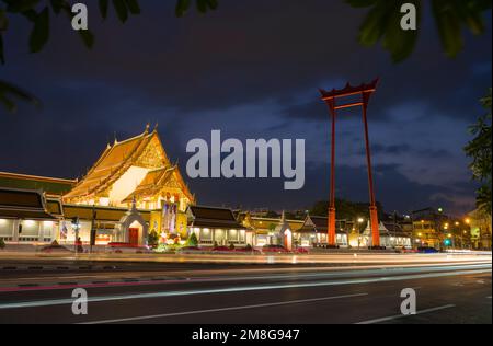 Bangkok, Thailand. 25. November 2022. Die Giant Swing und Wat Suthat Thepwararam Ratchaworahawihan Abendzeit. Bangkoks meistbesuchte Touristenattraktion Stockfoto