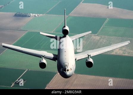 Ein 79. Air Tanken Squadron (79. AREFS) KC-10A Extender-Flugzeug fliegt über Ackerland in der Nähe des Luftwaffenstützpunkts Travis. Staat: Kalifornien (CA) Land: Vereinigte Staaten von Amerika (USA) Stockfoto