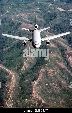 Ein 79. Air Tanken Squadron (79. AREFS) KC-10A Extender-Flugzeug fliegt über die Berge in der Nähe des Luftwaffenstützpunkts Travis. Staat: Kalifornien (CA) Land: Vereinigte Staaten von Amerika (USA) Stockfoto