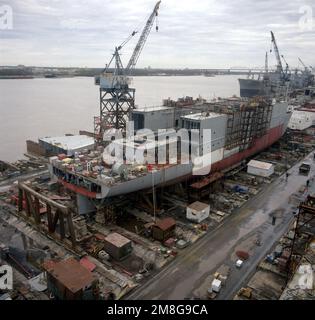 Eine Steuerbordansicht des militärischen Sealift-Kommandos zur Überwachung der SCHIFFSGEWÄSSER (T-AGS-45) bei 60 Prozent Fertigstellung des Baus. Basis: Avondale Bundesstaat: Louisiana (LA) Land: Vereinigte Staaten von Amerika (USA) Stockfoto