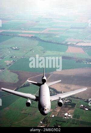 Ein 79. Air Tanken Squadron (79. AREFS) KC-10A Extender-Flugzeug fliegt über Ackerland in der Nähe des Luftwaffenstützpunkts Travis. Staat: Kalifornien (CA) Land: Vereinigte Staaten von Amerika (USA) Stockfoto