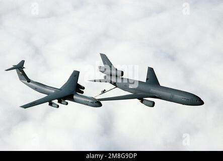 Ein 79. Air Tanken Geschwader (79. AREFS) KC-10A Extender-Flugzeug betankt ein 7. Airlift Geschwader (7. AS) C-141B Starlifter-Flugzeug, während die beiden Flugzeuge über den Wolken über Nordkalifornien fliegen. Staat: Kalifornien (CA) Land: Vereinigte Staaten von Amerika (USA) Stockfoto