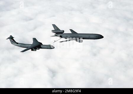 Ein 79. Air Tanken Staffel (79. AREFS) KC-10A Extender-Flugzeug bereitet sich auf das Auftanken eines 7. Airlift Staffel (7. AS) C-141B Starlifter-Flugzeugs vor, während die beiden Flugzeuge über den Wolken im Norden Kaliforniens fliegen. Staat: Kalifornien (CA) Land: Vereinigte Staaten von Amerika (USA) Stockfoto