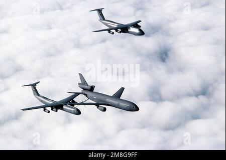 Ein 79. Air Tanken-Geschwader (79. AREFS) KC-10A Extender-Flugzeug bereitet sich auf das Auftanken eines 7. Airlift-Geschwaders (7. AS) C-141B Starlifter-Flugzeugs vor, während ein 75. Airlift-Geschwader (75. AS) C-5B Galaxy-Flugzeug zum Auftanken bereitsteht. Die drei Flugzeuge fliegen über den Wolken über Nordkalifornien. Staat: Kalifornien (CA) Land: Vereinigte Staaten von Amerika (USA) Stockfoto