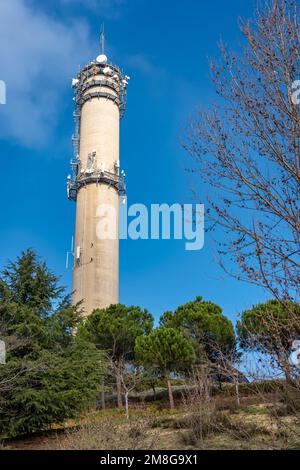 Kommunikationsturm für die Installation von Antennen und Geräten zur Wiederholung von Telefonie-, Ton- und Bildsignalen. Stockfoto