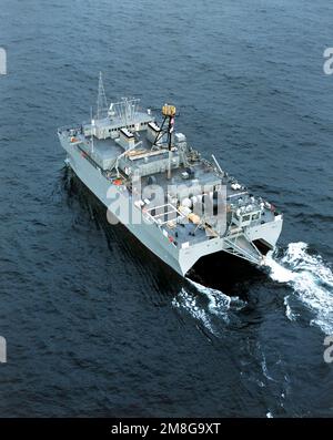 Hafenviertelansicht des Ozeanüberwachungsschiffs USNS ABLE (T-AGOS-20) des militärischen Sealift-Kommandos während Akzeptanzversuchen auf See. Land: Unbekannt Stockfoto