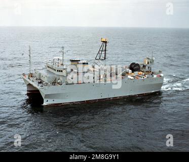 Ein Hafenbogenblick auf das Meeresüberwachungsschiff USNS ABLE (T-AGOS-20) des militärischen Sealift-Kommandos während Akzeptanzversuchen auf See. Land: Unbekannt Stockfoto