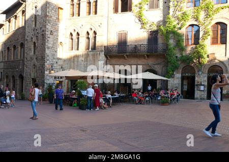 SAN GIMIGNANO, ITALIEN, AM 27. AUGUST 2014. Schnappschuss auf dem Platz am Brunnen. Nicht identifizierte Personen. Editorial use. Stockfoto