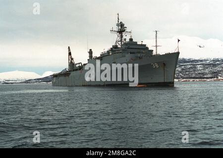 Steuerbord-Bugblick auf das Dock-Landungsschiff USS PENSACOLA (LSD-38) vor Anker im Fjord. Das Schiff nimmt an der NATO-Teamarbeit '92 Teil. Betreff Betrieb/Serie: TEAMARBEIT '92 Basis: Nordfjorden Fjord Land: Norwegen (NOR) Stockfoto