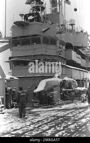 Ein Blick auf die Insel und die Vorderseite der Brücke des Amphibienschiffs USS GUADALCANAL (LPH-7), während das Schiff zur Unterstützung der NATO-Übung Teamwork '92 eingesetzt wird. Ein AH-1W Super Cobra Helikopter parkt am Fuße der Brücke. Betreff Betrieb/Serie: TEAMARBEIT '92 Basis: Trondheim Fjord Land: Norwegen (NOR) Stockfoto