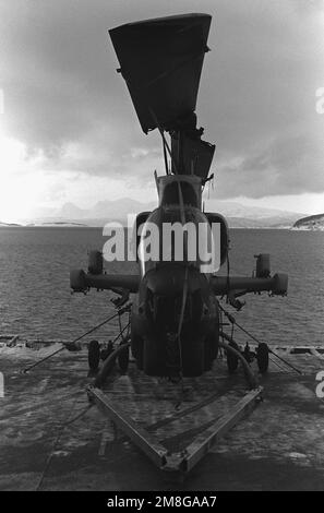 Ein ungewöhnlicher Blick auf einen AH-1W Super Cobra Helicpoter, der während der NATO-Übung Teamwork '92 auf dem Flugdeck des Amphibienschiffs USS GUADALCANAL (LPH-7) geparkt war. Betreff Betrieb/Serie: TEAMARBEIT '92 Basis: Trondheim Fjord Land: Norwegen (NOR) Stockfoto