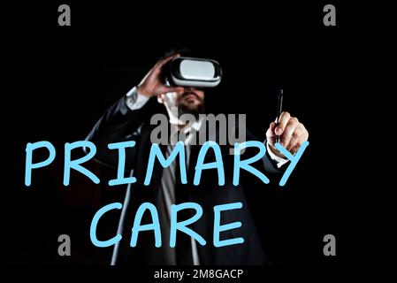 Inspiration mit Schild „Primary Care“. Begriff bedeutet Gesundheitsversorgung durch Arzt, Kinderarzt oder Krankenschwester Stockfoto