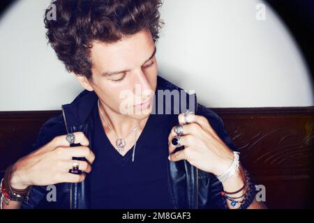 Sieht gut aus. Nahaufnahme eines jungen Mannes, der sich umzingelt von einem Lichtschimmer ausschaut. Stockfoto