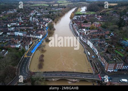 Bewdley, Worcestershire, 14. Januar 2023 – der Fluss Severn ist in der Nähe der Stadt Bewdley in Worcestershire über seine Ufer geplatzt. Ein Spielplatz war überflutet mit Bootsfahrten. Die Hochwasserschutzbarrieren in Beales Corner halten derzeit die tosenden Wasserströme ab, die derzeit 4,6 m hoch sind und die Spitzenwerte in den frühen Morgenstunden des Sonntagvormittags erwartet werden. Für den Westen Englands wurde eine gelbe Wetterwarnung für Starkregen angekündigt, die sich weiter auf den Anstieg des Flusses auswirkt. Quelle: Stop Press Media/Alamy Live News Stockfoto