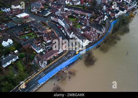 Bewdley, Worcestershire, 14. Januar 2023 – der Fluss Severn ist in der Nähe der Stadt Bewdley in Worcestershire über seine Ufer geplatzt. Ein Spielplatz war überflutet mit Bootsfahrten. Die Hochwasserschutzbarrieren in Beales Corner halten derzeit die tosenden Wasserströme ab, die derzeit 4,6 m hoch sind und die Spitzenwerte in den frühen Morgenstunden des Sonntagvormittags erwartet werden. Für den Westen Englands wurde eine gelbe Wetterwarnung für Starkregen angekündigt, die sich weiter auf den Anstieg des Flusses auswirkt. Quelle: Stop Press Media/Alamy Live News Stockfoto