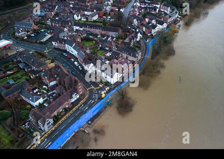 Bewdley, Worcestershire, 14. Januar 2023 – der Fluss Severn ist in der Nähe der Stadt Bewdley in Worcestershire über seine Ufer geplatzt. Ein Spielplatz war überflutet mit Bootsfahrten. Die Hochwasserschutzbarrieren in Beales Corner halten derzeit die tosenden Wasserströme ab, die derzeit 4,6 m hoch sind und die Spitzenwerte in den frühen Morgenstunden des Sonntagvormittags erwartet werden. Für den Westen Englands wurde eine gelbe Wetterwarnung für Starkregen angekündigt, die sich weiter auf den Anstieg des Flusses auswirkt. Quelle: Stop Press Media/Alamy Live News Stockfoto