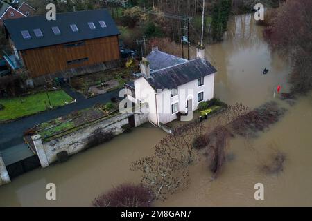 Bewdley, Worcestershire, 14. Januar 2023 - Ein überflutetes Grundstück nördlich von Bewdley am Ufer des Flusses Severn hat seine Ufer in der Nähe der kleinen Stadt Worcestershire geplatzt. Ein Spielplatz war überflutet mit Bootsfahrten. Die Hochwasserschutzbarrieren in Beales Corner halten derzeit die tosenden Wasserströme ab, die derzeit 4,6 m hoch sind und die Spitzenwerte in den frühen Morgenstunden des Sonntagvormittags erwartet werden. Für den Westen Englands wurde eine gelbe Wetterwarnung für Starkregen angekündigt, die sich weiter auf den Anstieg des Flusses auswirkt. Quelle: Stop Press MediaAlamy Live News Stockfoto