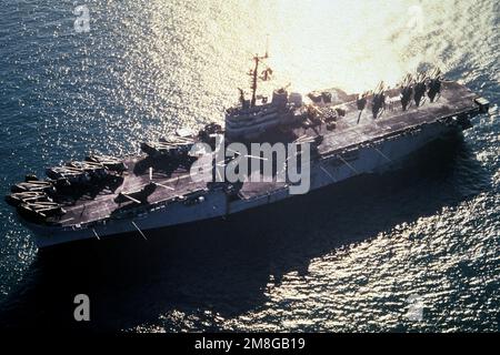 Ein Hafenbogenblick auf das amphibische Sturmschiff USS GUAM (LPH-9), das während der Operation Desert Shield im Gange ist. Betroffene Operation/Serie: WÜSTENSCHILD Land: Unbekannt Stockfoto