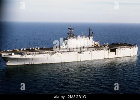 Hafenblick auf das während der Operation Desert Shield laufende amphibische Angriffsschiff USS NASSAU (LHA-4). Betreff Betrieb/Serie: WÜSTENSCHILDBASIS: USS Nassau (LHA 4) Stockfoto