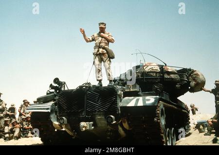 GEN. Alfred M. Gray, Befehlshaber des Marine Corps, steht auf einem 60-Hauptkampfpanzer, während er mit Marines spricht, die während der Operation Desert Shield in der Region stationiert sind. Betreff Operation/Serie: WÜSTENSCHILD Land: Saudi-Arabien (Sau) Stockfoto