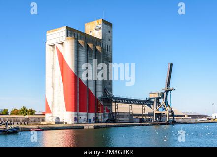 Das Getreideportsilo in Saint-Nazaire, Frankreich, das vom französischen Lieferkettenunternehmen Idéa im Auftrag des Sonnenblumenverarbeitungsbetriebs von Cargill genutzt wird. Stockfoto