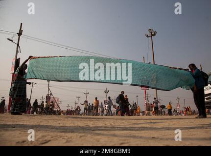 Prayagraj, Indien. 14/01/2023, ein indisches Liebespaar trocknet sich nasse Kleidung, nachdem es anlässlich des hinduistischen Festivals Makar Sankranti anlässlich des einmonatigen jährlichen Magh Mela Festivals in Prayagraj, Indien, ein heiliges Bad am Ufer des Ganges genommen hat. Der Zusammenfluss von drei heiligen Flüssen (Ganga, Yamuna und das mythische Saraswati) Magh Mela findet bei „angam“ statt und zieht Tausende von Hindus an. Während der Magh Mela Hindu-Enthusiasten baden an günstigen Tagen in den Gewässern des Ganges in Prayagraj, Indien. Kredit: Anil Shakya/Alamy Live News Stockfoto