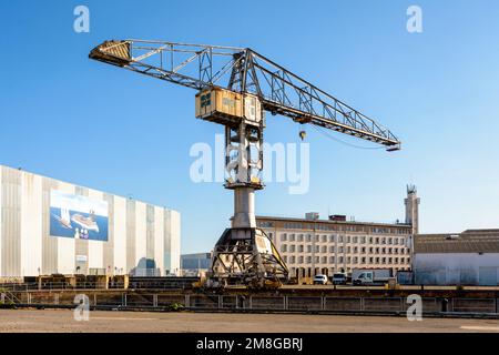 Der alte Titankran von Etablissements Joseph Paris in der Werft Chantiers de l'Atlantique in Saint-Nazaire, Frankreich. Stockfoto